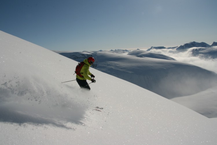 Puder på Kåtotjocka. Heli ski Riksgränsen 3e april 2009. Foto: Andreas Bengtsson