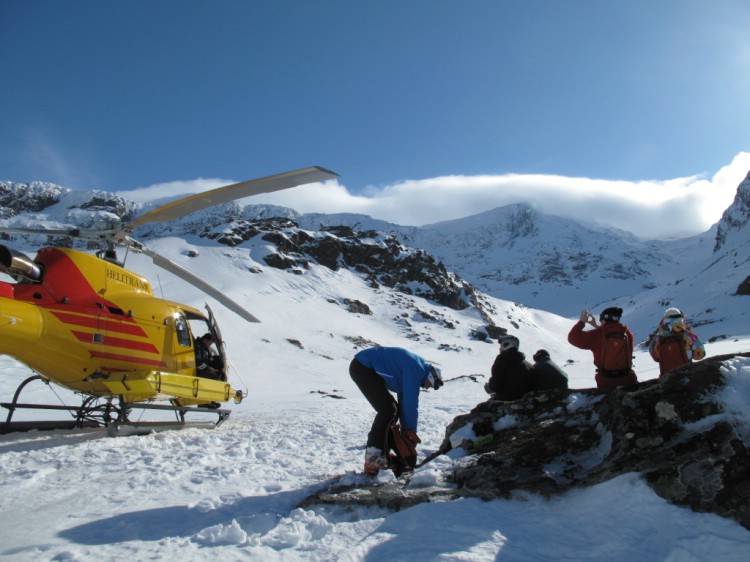 Enjoying the view and a picnic inbetween heli-runs, 2 April 2010 Foto: Lisa Auer