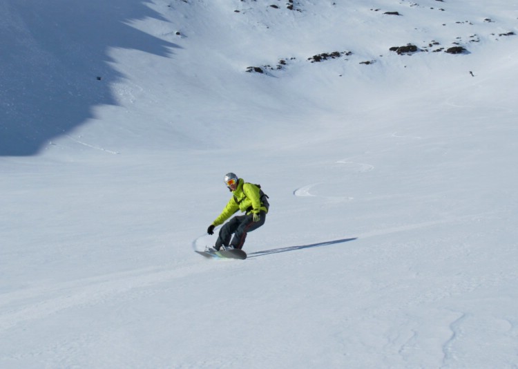 Carving it up on a snowboard, heli-riding in Kåtotjåkka, 6 April 2010  Foto: Lisa Auer