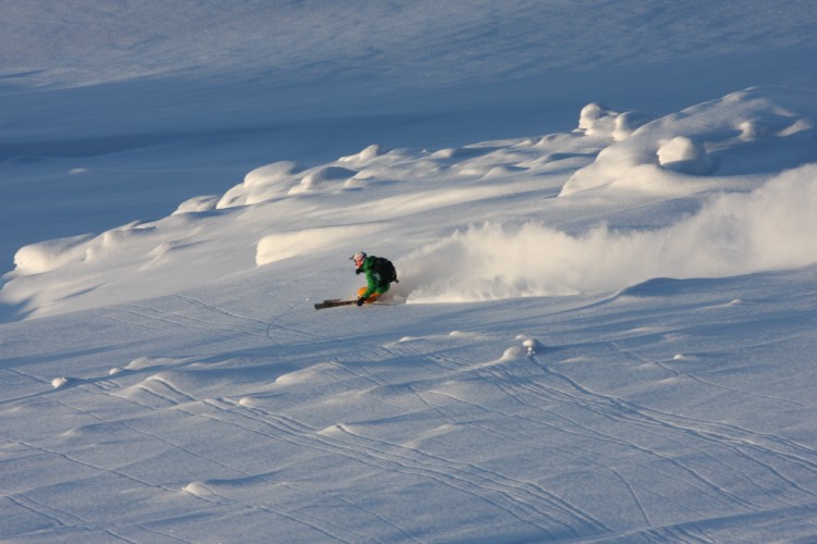 Tiefschneefahren Nordschweden, Heliskiing, Riksgränsen. Photo: Martin Nykles